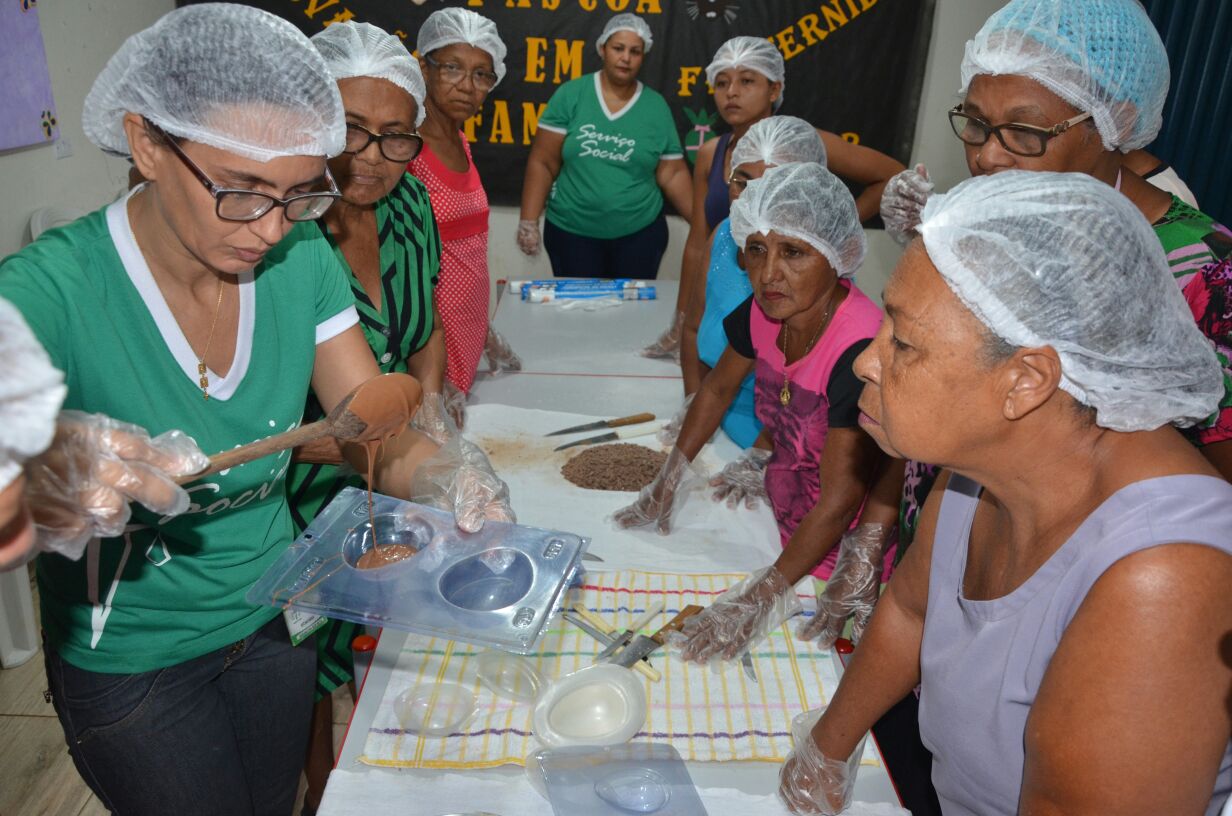 CRAS Esperança de Porto Nacional realiza curso de ovos de páscoa para mulheres da comunidade