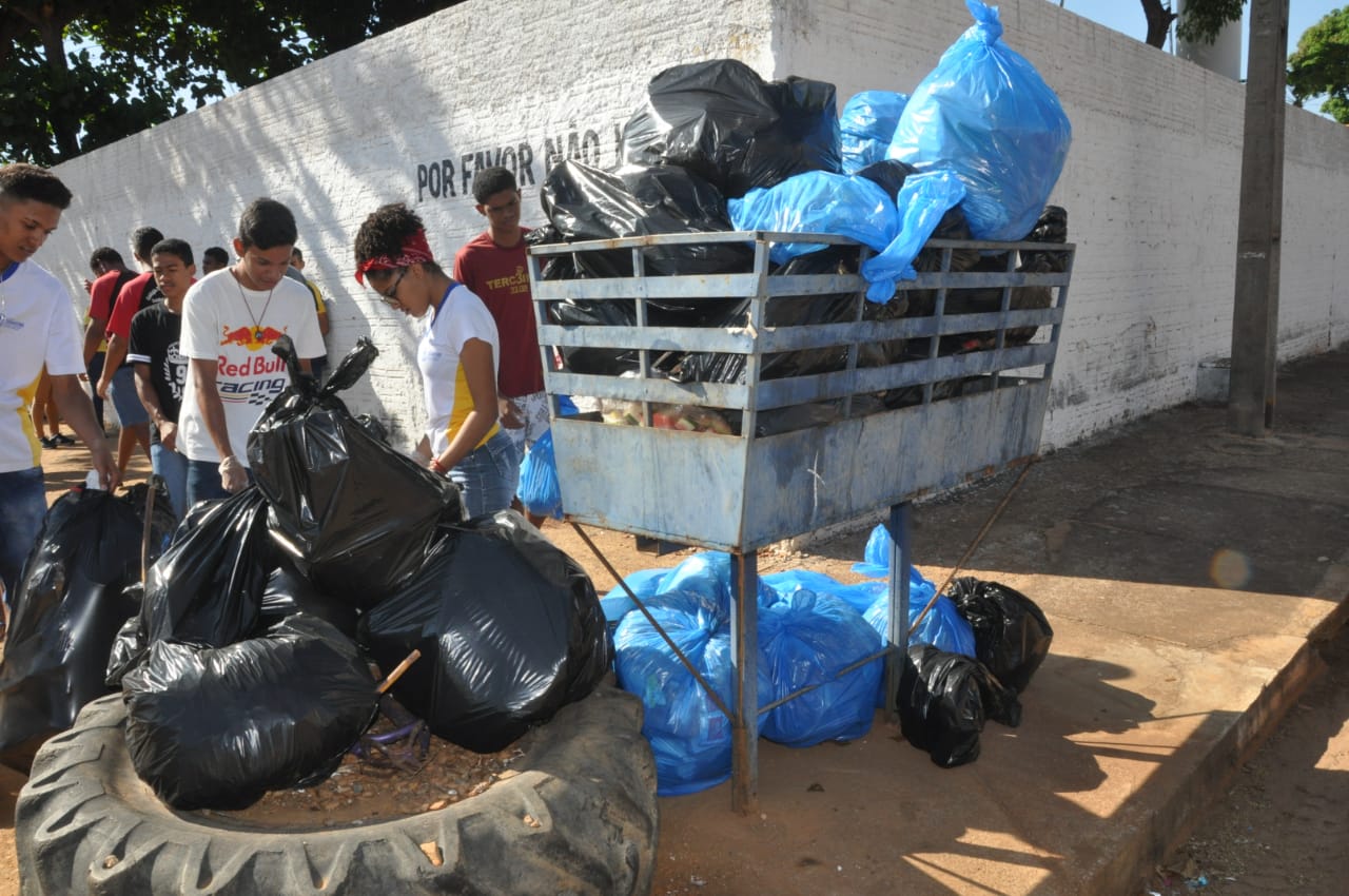 Dia Mundial da Limpeza em Porto Nacional estudantes da Escola Pedro Ludovico Teixeira participam de mutirão de limpeza em comunidade