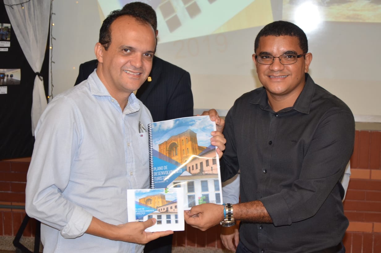 Plano de Desenvolvimento Turístico de Porto Nacional é entregue ao Prefeito Joaquim Maia