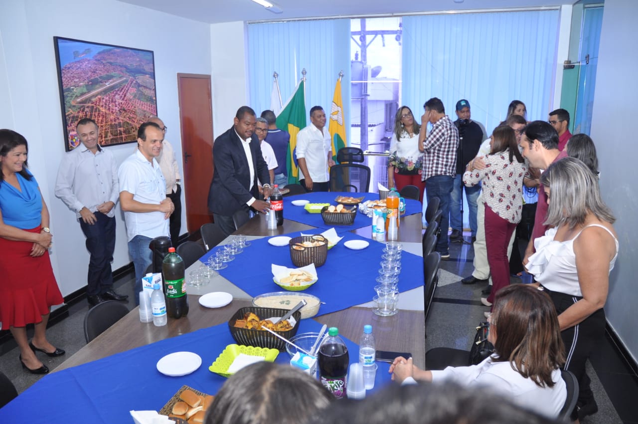Prefeito de Porto Nacional Joaquim Maia se reúne com pastores em seu gabinete 5