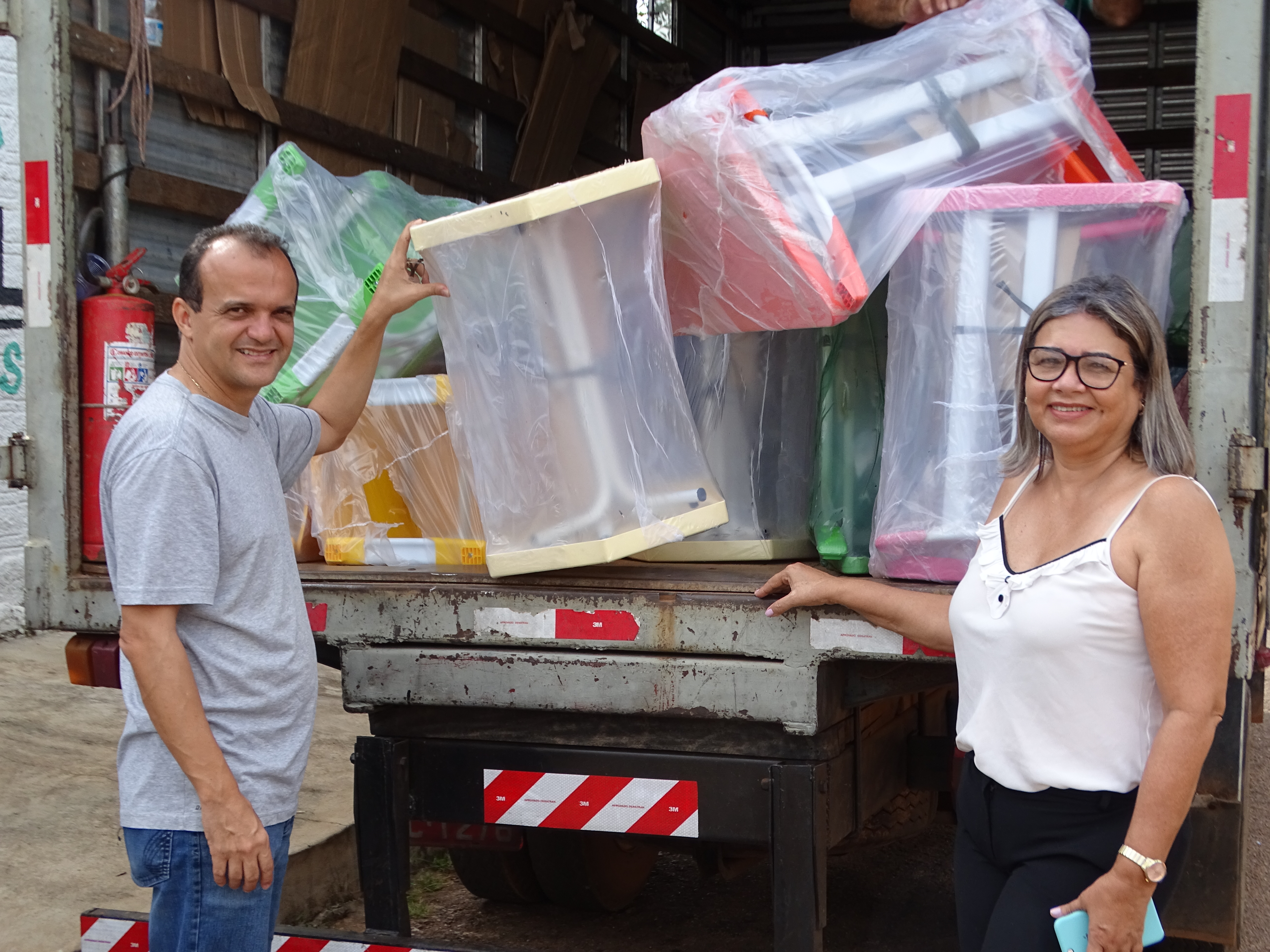 Prefeitura de Porto Nacional entrega móveis eletrodomésticos e utensílios de cozinha para escolas de Porto Nacional