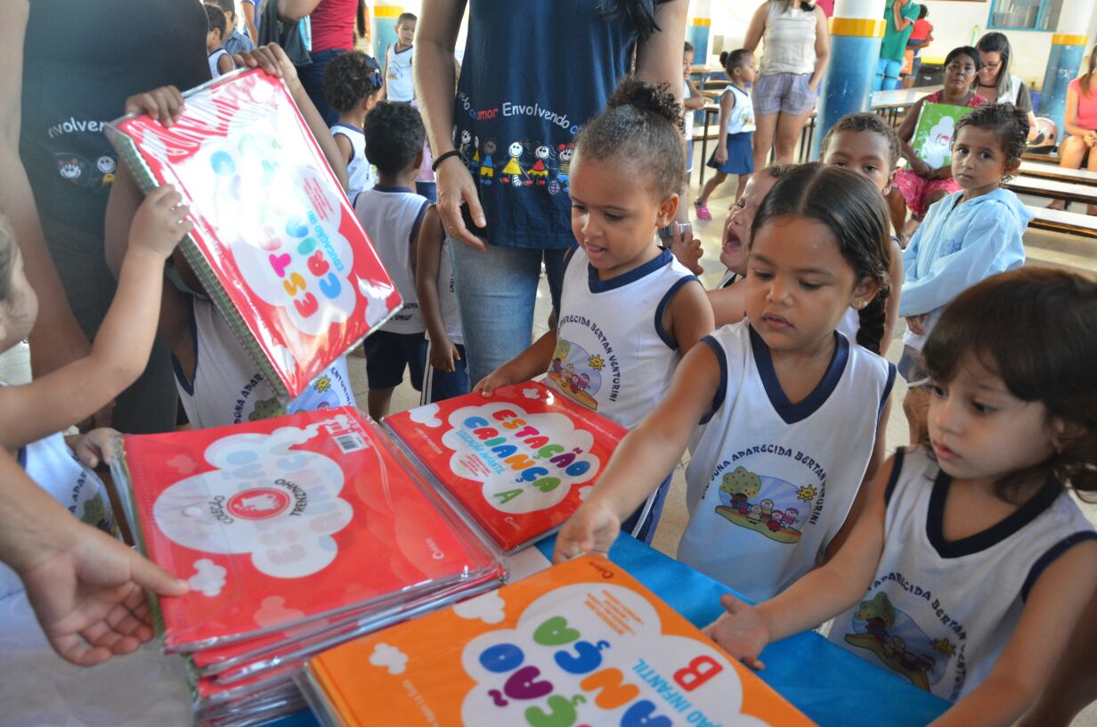 Com investimento recorde Prefeito Joaquim Maia entrega kits de material escolar para alunos da educação infantil 2