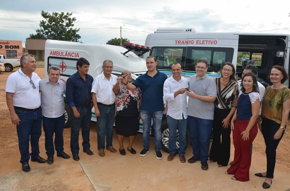 Prefeito Joaquim Maia entrega van e ambulância para Luzimangues