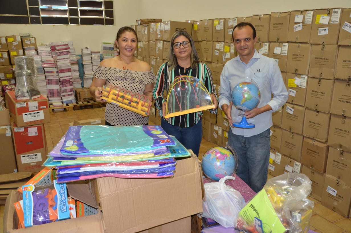 Prefeitura de Porto Nacional entrega móveis eletrodomésticos e utensílios de cozinha para escolas de Porto Nacional 3