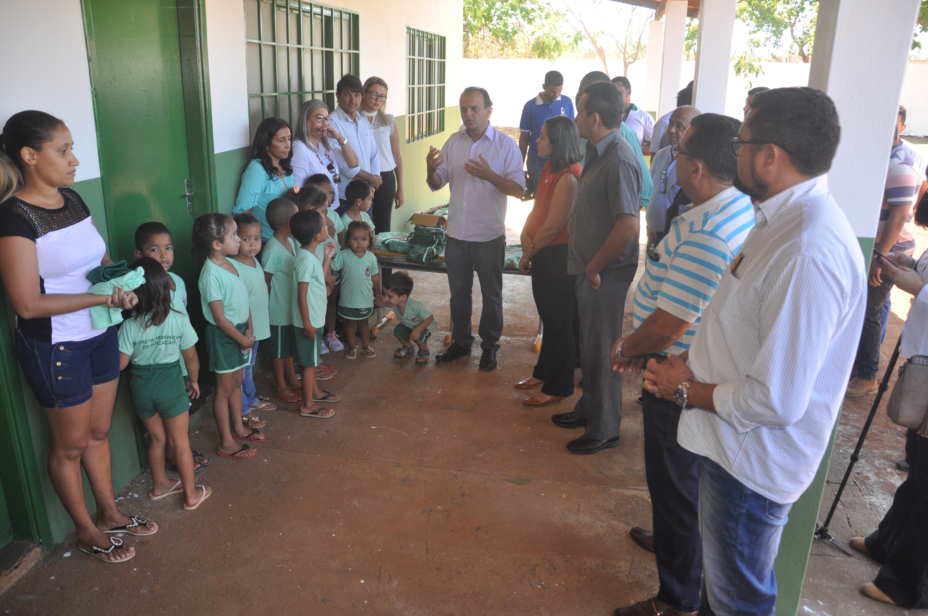 Prefeitura de Porto Nacional revitaliza Escola Municipal Ernestina Freire Aires e faz entrega do segundo lote de uniforme escolar