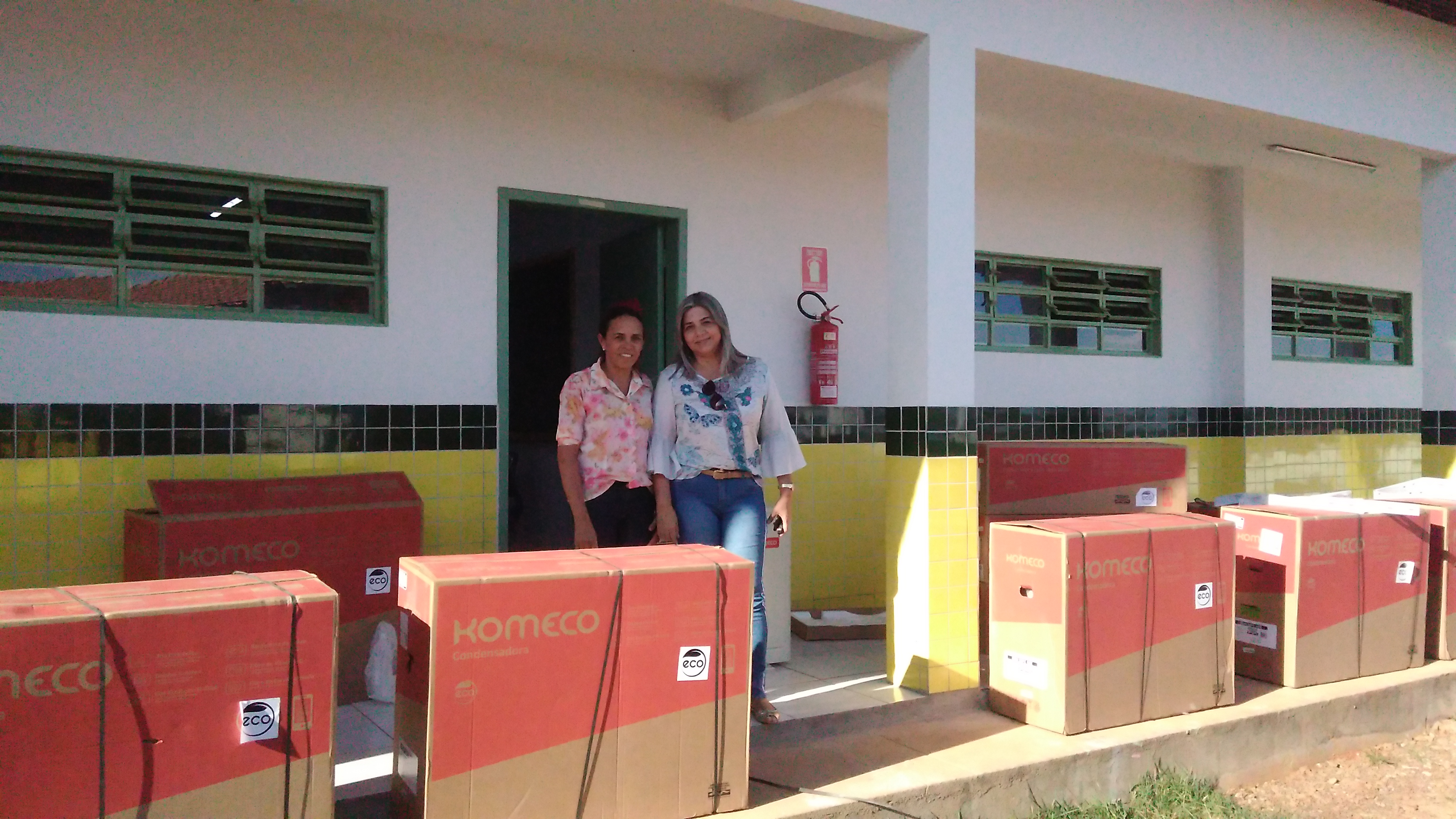 Secretaria da Educação de Porto Nacional entrega ar condicionados para escolas